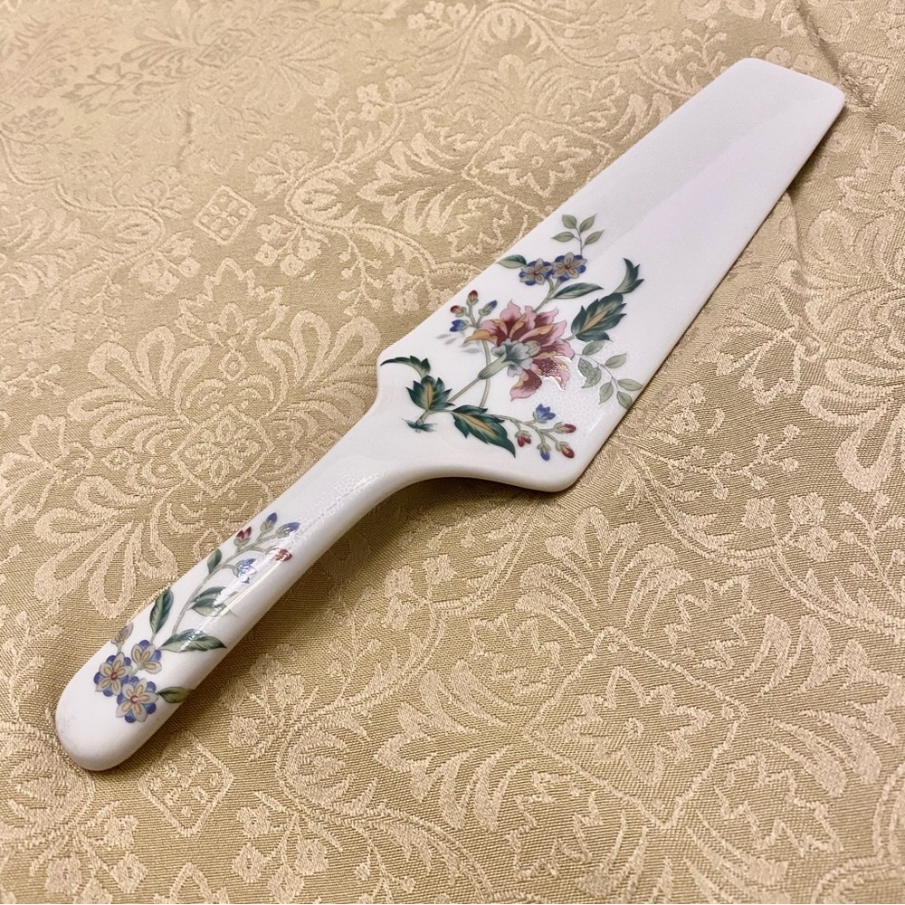 Andrea By Sadek White Porcelain Pie/Cake server